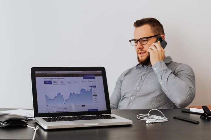 Financial analyst talks trade war impacts on U.S. economy, stock market — Economy coverage by Political Watch. Photo: http...